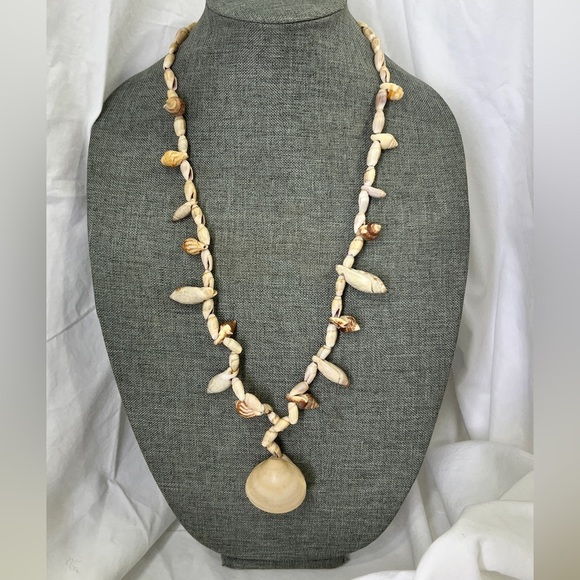Hand Crafted Jewelry - Vintage Shell Lei Necklace Rare LARGE Very Nice and has Two Clams Shells.